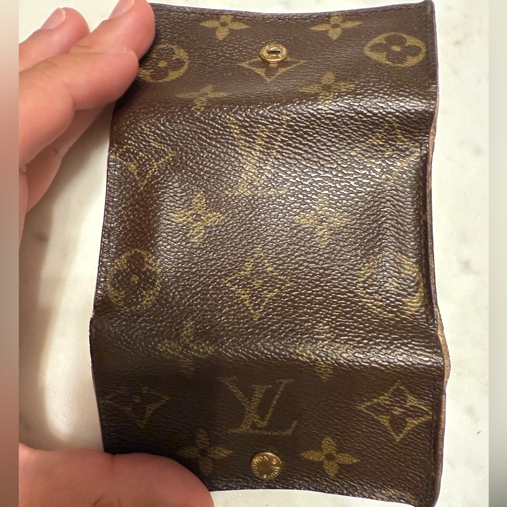 Louis Vuitton Monogram 6 Key Holder with Gold Hardware - Picture 4 of 9